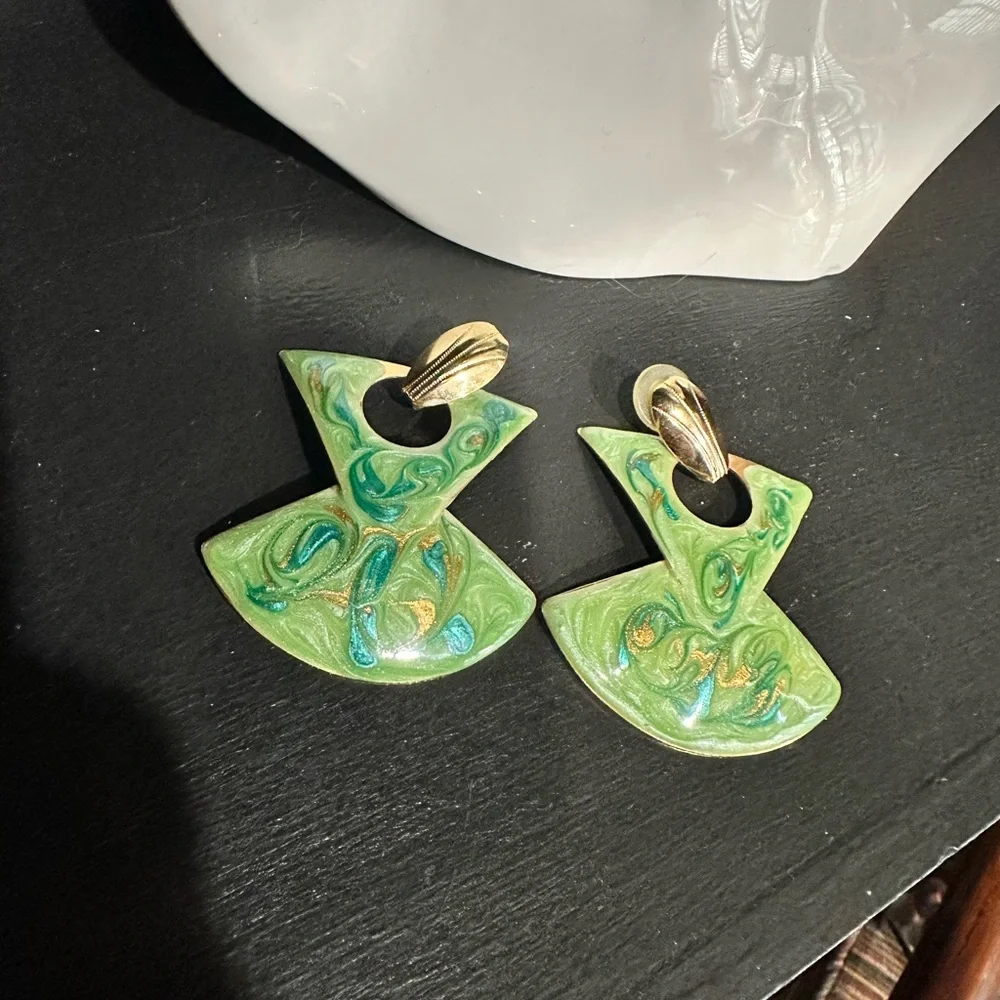Vintage 1980s Green & Gold Enamel Dangle Earrings – Geometric Fan Design